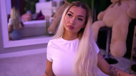 Snapshot of sashaferrera chatting on 09/19/25, 06:41 Dennise online show from 09/19/25, 06:41