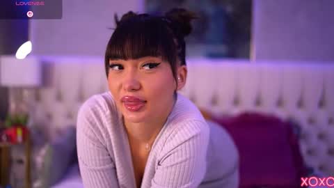 Snapshot of sashaferrera chatting on 10/24/25, 06:48 Dennise online show from 10/24/25, 06:48