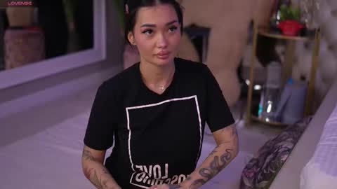 Snapshot of sashaferrera chatting on 10/26/25, 05:30 Dennise online show from 10/26/25, 05:30