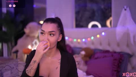 Snapshot of sashaferrera chatting on 10/30/25, 07:58 Dennise online show from 10/30/25, 07:58