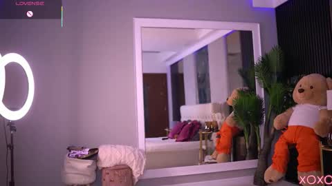 Snapshot of sashaferrera chatting on 11/19/25, 07:36 Dennise online show from 11/19/25, 07:36