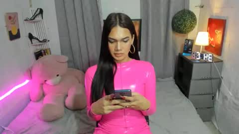 Snapshot of sashahuwanna chatting on 02/25/25, 04:00 ESTELLA online show from 02/25/25, 04:00