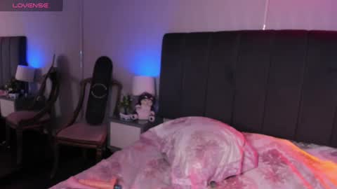 Snapshot of sashajune chatting on 01/21/25, 12:04 selene online show from 01/21/25, 12:04