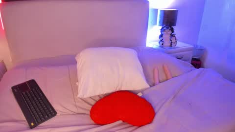 Snapshot of sashajune chatting on 02/23/25, 01:02 selene online show from 02/23/25, 01:02