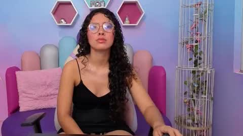 Snapshot of sashamonroee_ chatting on 10/28/25, 12:03 SashaMonroee online show from 10/28/25, 12:03