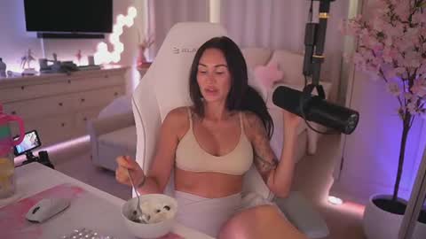 sashawest_official online show from 06/17/26, 10:43