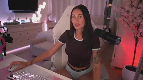 sashawest_official online show from 06/18/26, 11:20