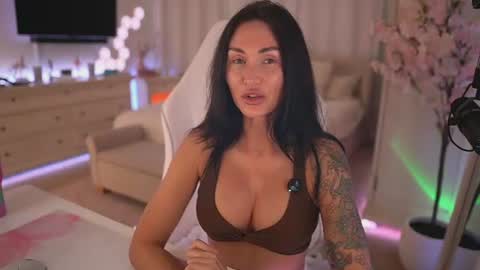 sashawest_official online show from 08/04/26, 11:18