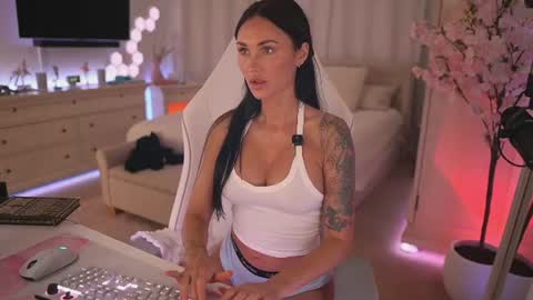 sashawest_official online show from 08/05/26, 10:55