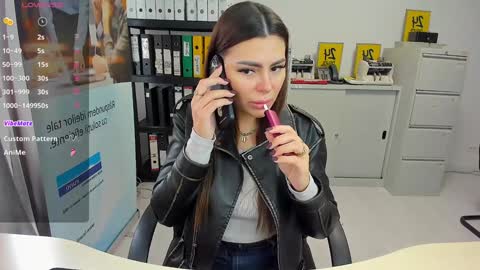 Snapshot of sassytiff chatting on 03/11/25, 11:44 sassytiff online show from 03/11/25, 11:44