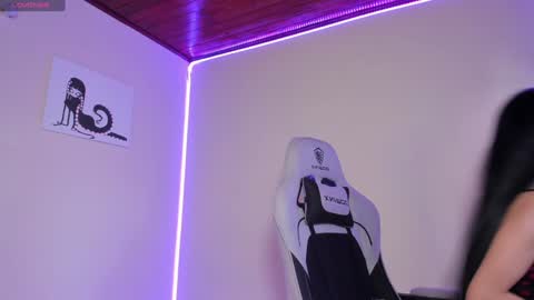 Snapshot of satanbabee_ chatting on 01/06/25, 09:43 im expecting 300 thumbs up on my altar online show from 01/06/25, 09:43