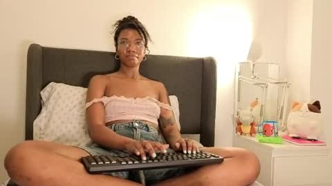 Snapshot of saturno_vibes chatting on 06/03/26, 02:33 saturno_vibes online show from 06/03/26, 02:33