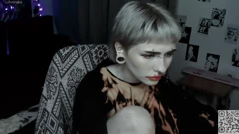 pronoun she. name Mary. age 21. online show from 05/05/26, 10:51