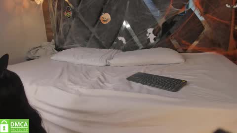 scarlet__jones_ online show from 10/24/25, 08:49