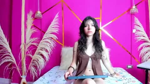 Snapshot of scarlet_dream5 chatting on 04/15/26, 12:23 Scarlet online show from 04/15/26, 12:23