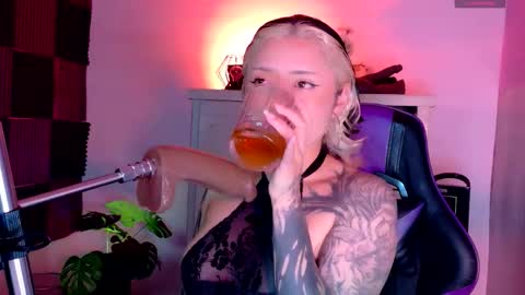 scarlet_gold online show from 11/27/25, 04:47