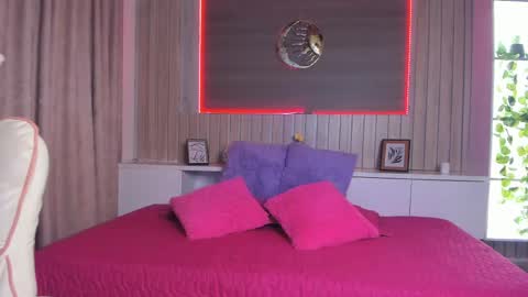 Scarlet  online show from 04/12/26, 03:33