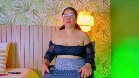 Scarleth Evans online show from 11/17/25, 07:30