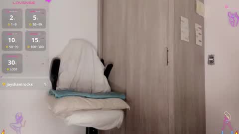 Scarlett Thumb up please help me 100 its important online show from 01/21/25, 11:55