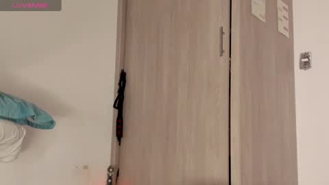 Scarlett Thumb up please help me 100 its important online show from 02/12/25, 02:35