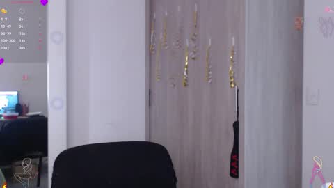 Scarlett Thumb up please help me 100 its important online show from 11/28/25, 09:39