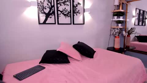 Snapshot of scarlett_johs chatting on 10/21/25, 09:15 Scarlett Johs online show from 10/21/25, 09:15