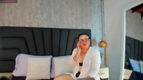 Snapshot of scarlett_monroe_1 chatting on 10/17/25, 11:35 scarlett_monroe_1 online show from 10/17/25, 11:35