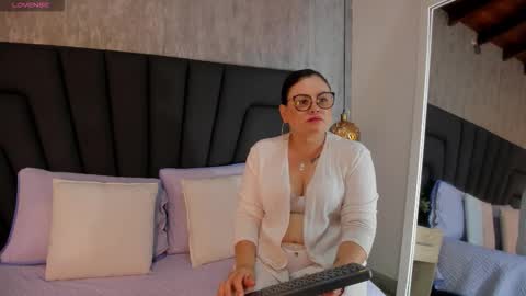 Snapshot of scarlett_monroe_1 chatting on 10/18/25, 11:33 scarlett_monroe_1 online show from 10/18/25, 11:33