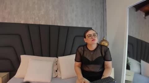 Snapshot of scarlett_monroe_1 chatting on 10/23/25, 11:31 scarlett_monroe_1 online show from 10/23/25, 11:31