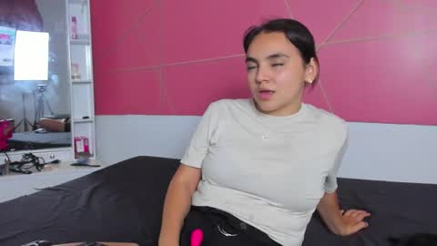 Snapshot of scarlett_skinny02 chatting on 09/22/25, 01:18 Isabella online show from 09/22/25, 01:18