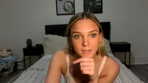 Snapshot of scarletterose_504259 chatting on 10/05/25, 11:35 Scarlett online show from 10/05/25, 11:35