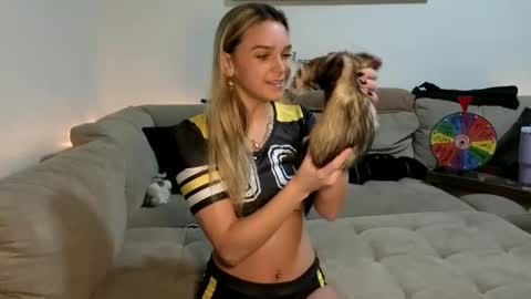 Snapshot of scarletterose_504259 chatting on 10/26/25, 09:21 Scarlett online show from 10/26/25, 09:21