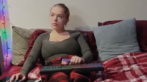 Snapshot of scarredthighs chatting on 12/15/25, 06:45 ScarredThighs online show from 12/15/25, 06:45