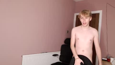 Snapshot of scottish_twink01 chatting on 09/24/25, 01:03 danny online show from 09/24/25, 01:03