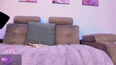     .  INDEPENDENT MODEL online show from 02/03/26, 01:38