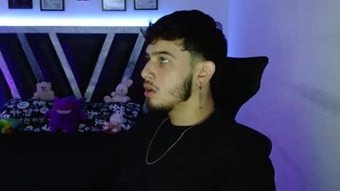 Snapshot of sebasxxl12 chatting on 10/17/25, 01:25 Sebas online show from 10/17/25, 01:25