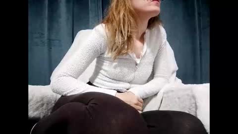 Anni online show from 10/19/25, 01:06