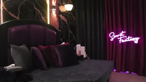 Kiki and Max online show from 04/20/26, 01:08