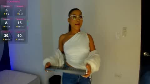 Snapshot of selena_monroy chatting on 10/11/25, 12:15 Selena online show from 10/11/25, 12:15