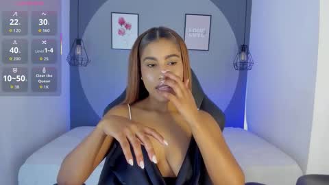 Snapshot of selena_monroy chatting on 10/29/25, 11:23 Selena online show from 10/29/25, 11:23