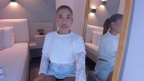 Snapshot of selena_monroy chatting on 11/29/25, 10:51 Selena online show from 11/29/25, 10:51