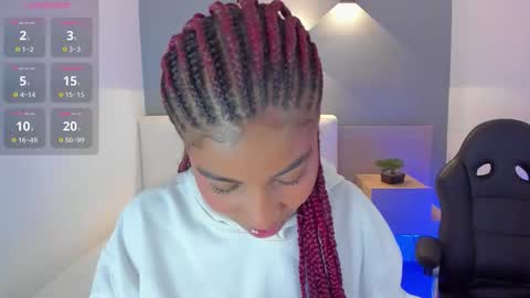 Snapshot of selena_monroy chatting on 12/17/25, 10:43 Selena online show from 12/17/25, 10:43