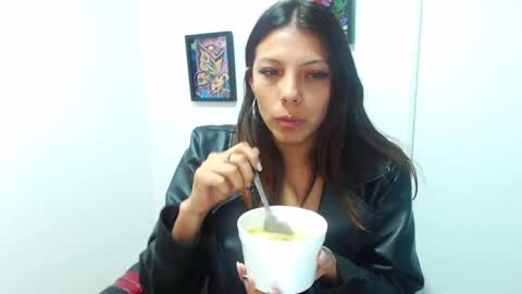 Snapshot of selenakyle92_ chatting on 12/23/24, 06:27 Selena online show from 12/23/24, 06:27