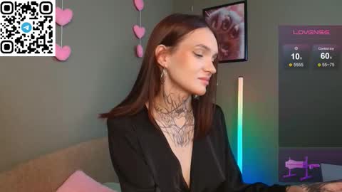 Snapshot of selenalune chatting on 11/21/25, 02:10 Selena online show from 11/21/25, 02:10