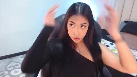 Snapshot of selene_voss chatting on 12/17/25, 07:42 Selene online show from 12/17/25, 07:42