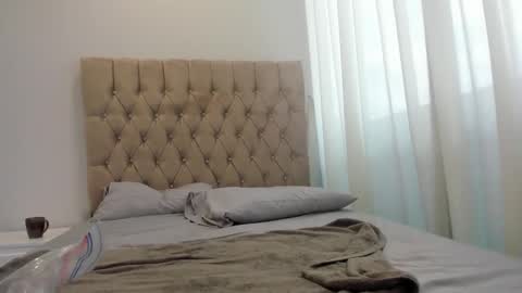 Snapshot of selenemakris chatting on 09/18/25, 01:02 Selene online show from 09/18/25, 01:02