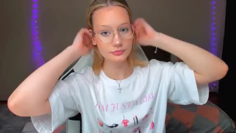 Snapshot of selfharm777 chatting on 09/13/25, 09:36 Simon and Alice online show from 09/13/25, 09:36