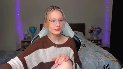 Snapshot of selfharm777 chatting on 09/21/25, 08:21 Simon and Alice online show from 09/21/25, 08:21