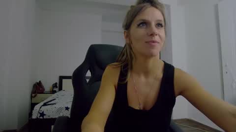 Snapshot of sellena_angel chatting on 10/17/25, 09:17 sellena_angel online show from 10/17/25, 09:17