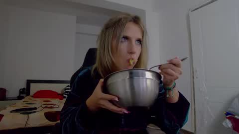 Snapshot of sellena_angel chatting on 10/27/25, 11:36 sellena_angel online show from 10/27/25, 11:36